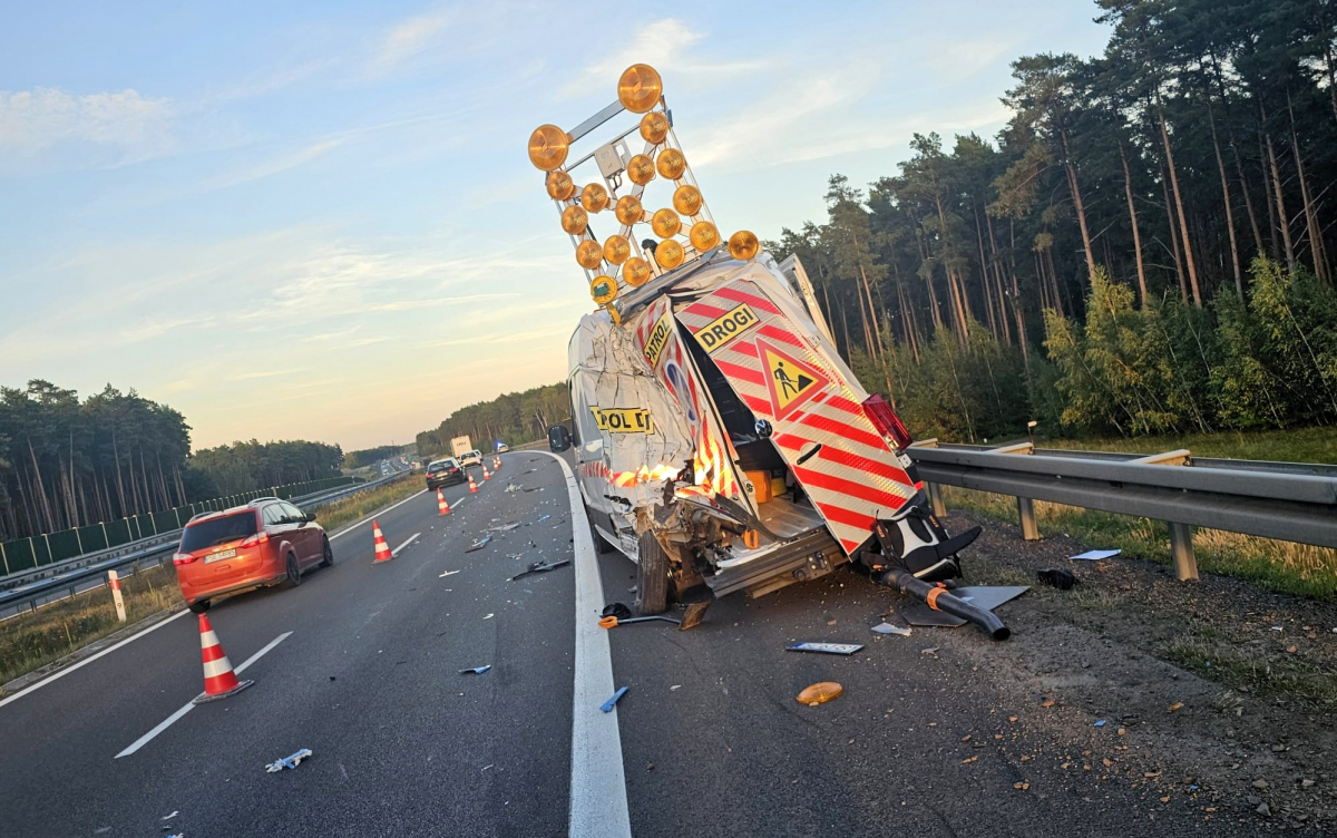 Ciężarówka uderzyła w busa obsługi S3